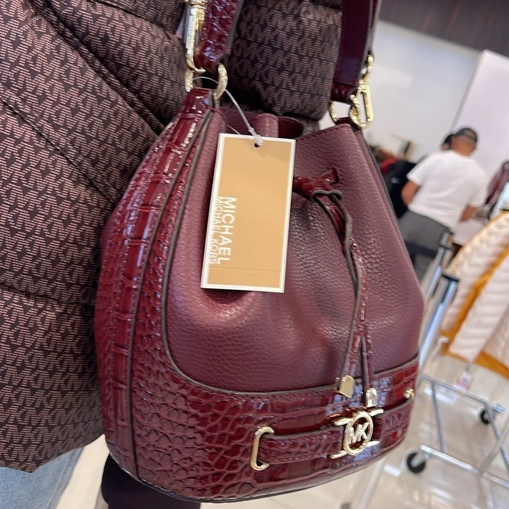 MICHAEL KORS  Reed Medium Pebbled Leather Belted Bucket Messenger Satchel Crossb
